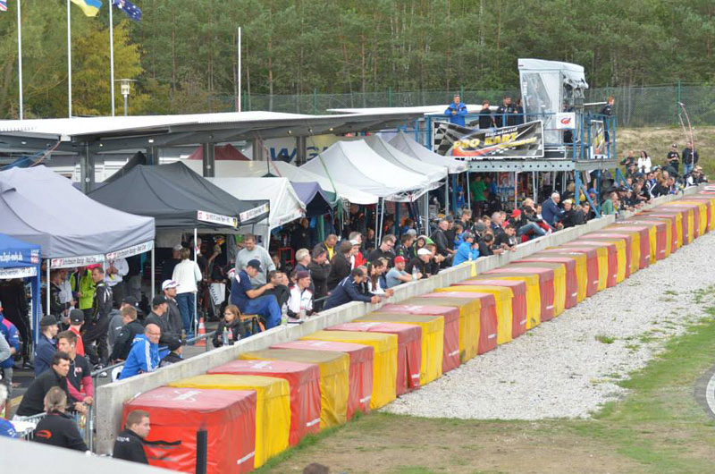 Die Teamzelte dicht gedrÃ¤ngt in der Boxengasse